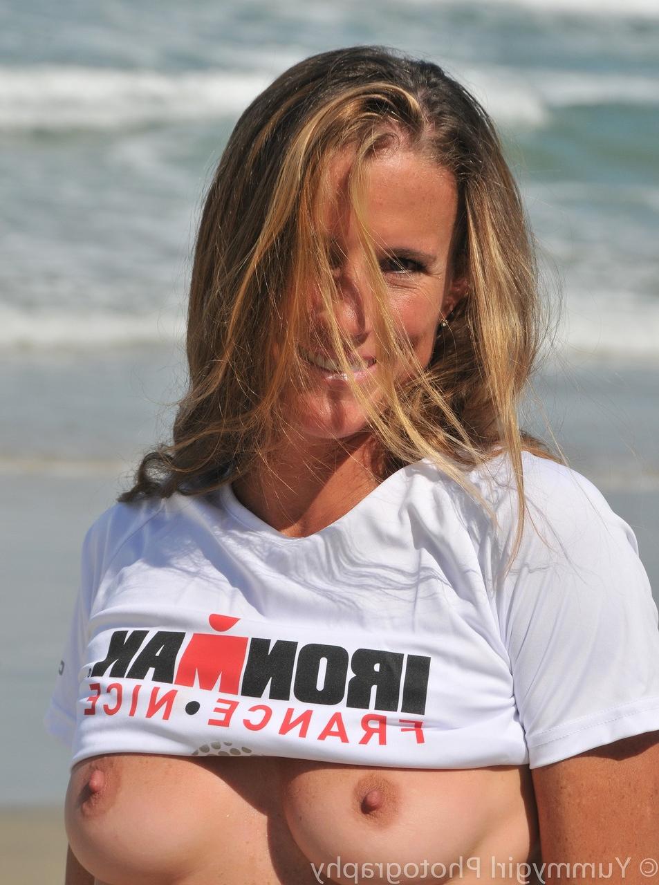 20P La MILF sexy Sofie Marie montre ses seins et son gros butin en plein air.