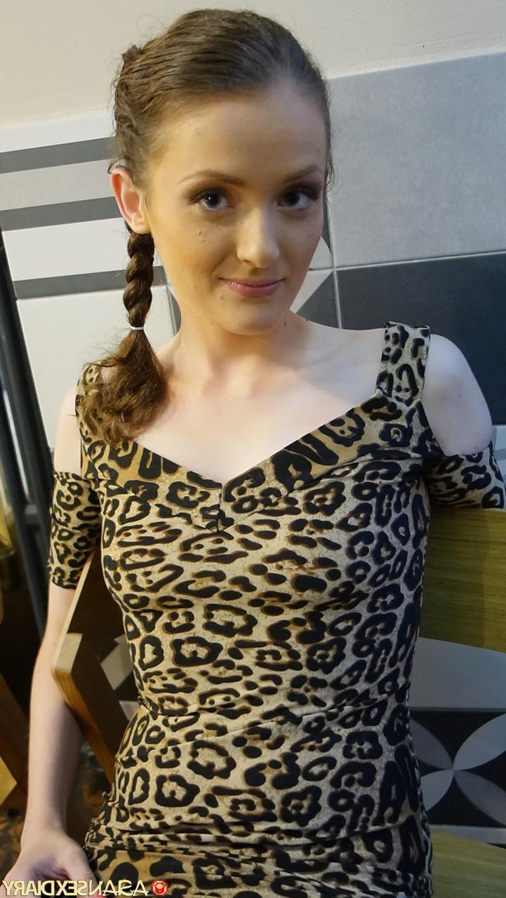 20P Die hübsche Amateurin Jessy zieht sich beim Casting aus und genießt einen POV-Fick