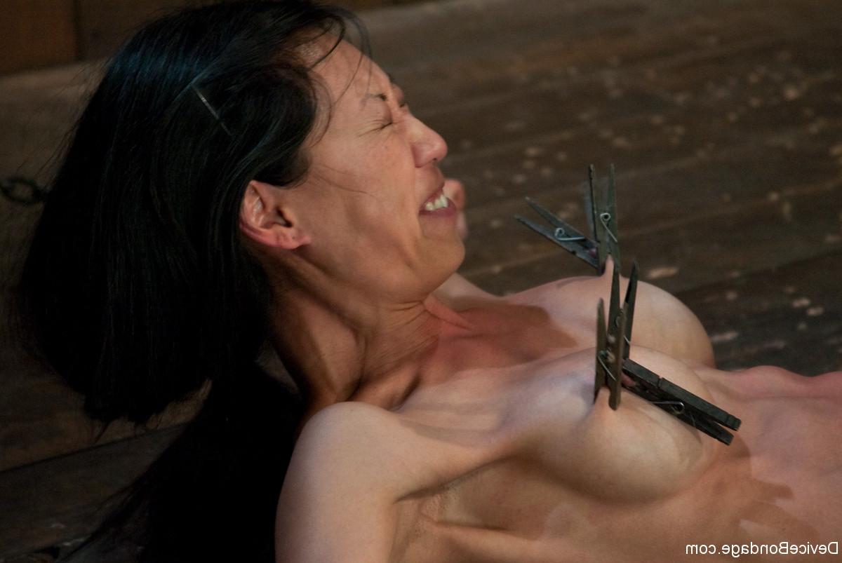 20P Die nackte MILF Tia Ling wird mit einem Vibrator in Metallfesselung bestraft