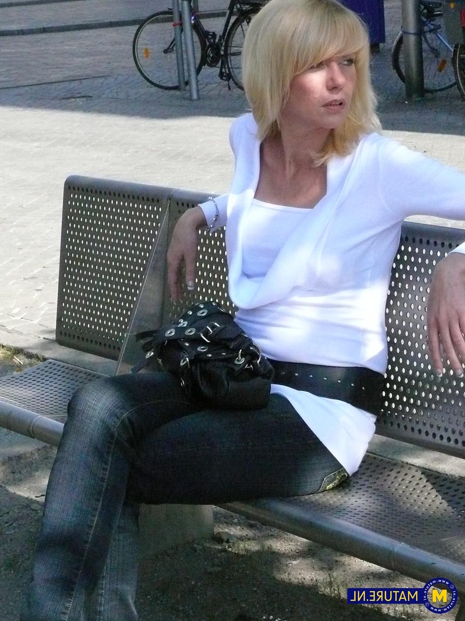 11P MILF blonde se déshabille avant de se masturber avec un vibromasseur
