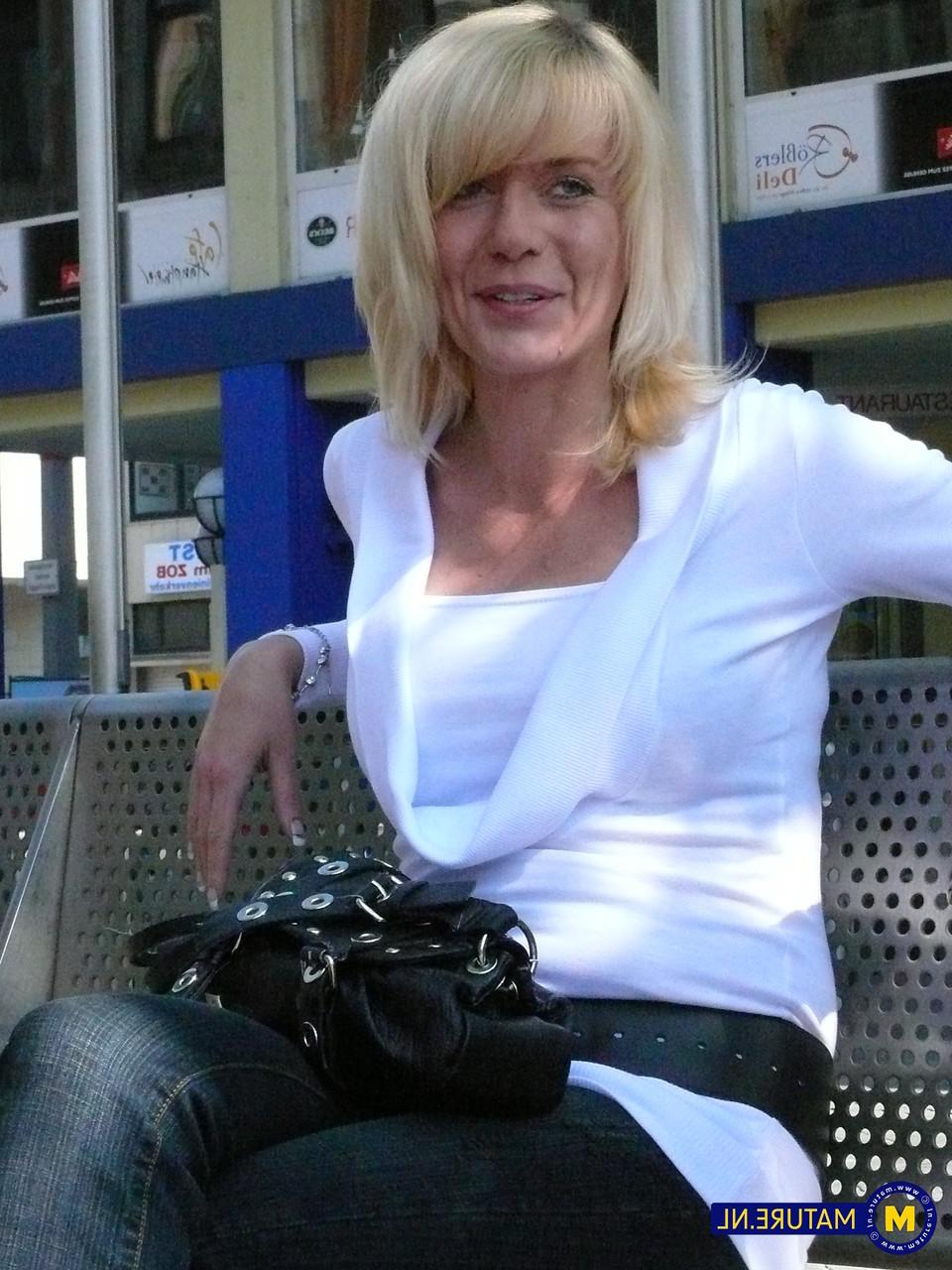 11P MILF blonde se déshabille avant de se masturber avec un vibromasseur