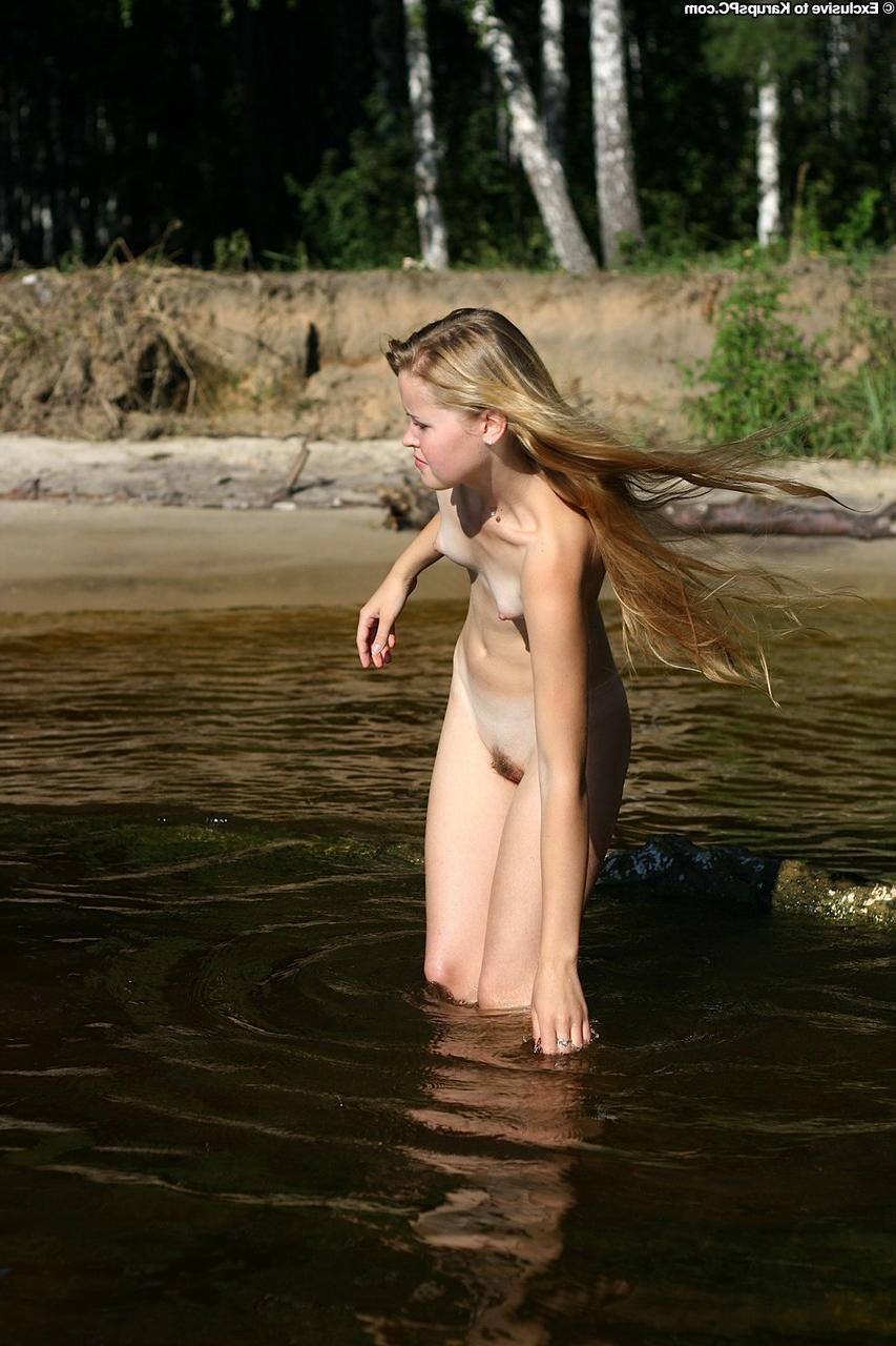 20P Alina, jeune blonde amateur, montre sa silhouette élancée et pose dans l'eau.