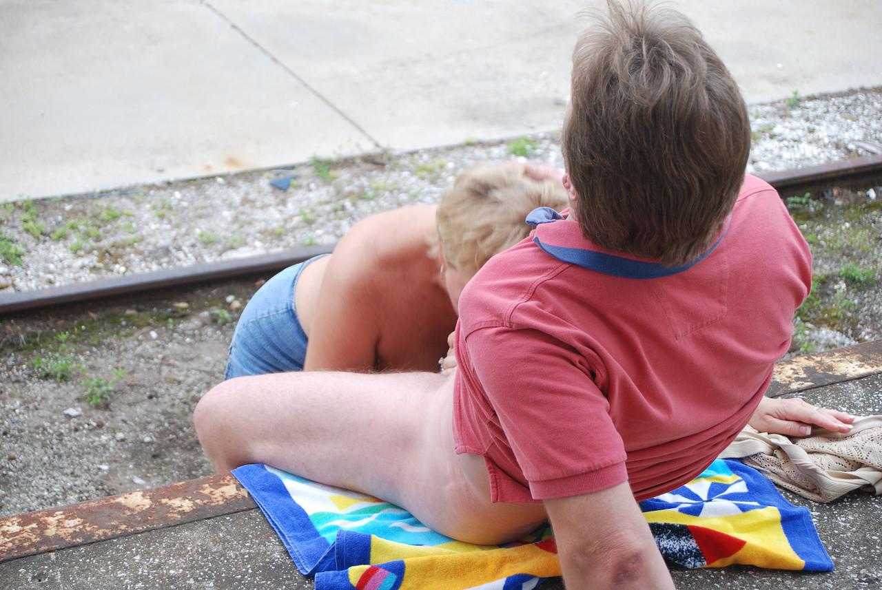 20P La nympho mature Tracy Lick donne une branlette espagnole et une pipe à un inconnu en public.