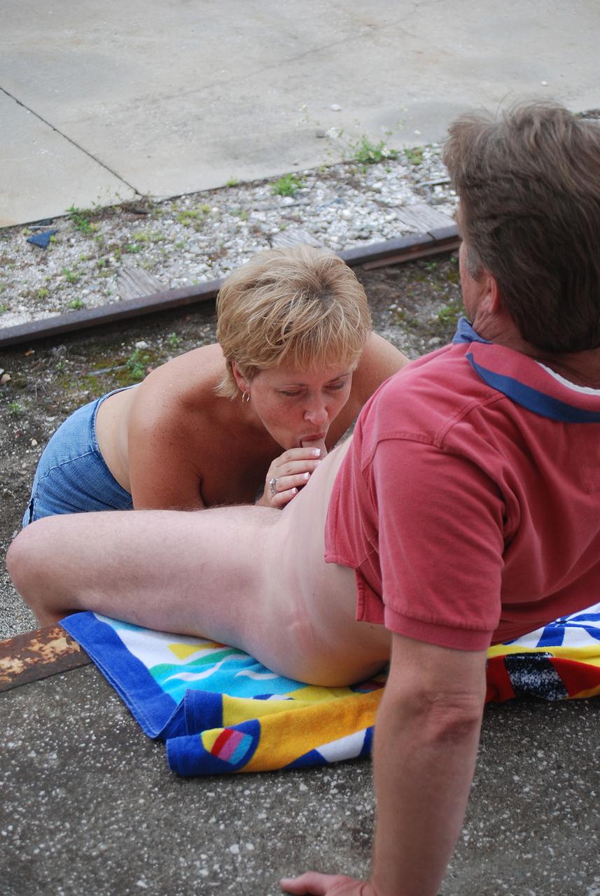 20P La nympho mature Tracy Lick donne une branlette espagnole et une pipe à un inconnu en public.