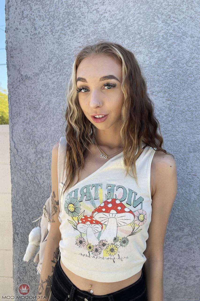 20P Sexy adolescente amador Breezy Bri exibe sua buceta, idiota e peitos