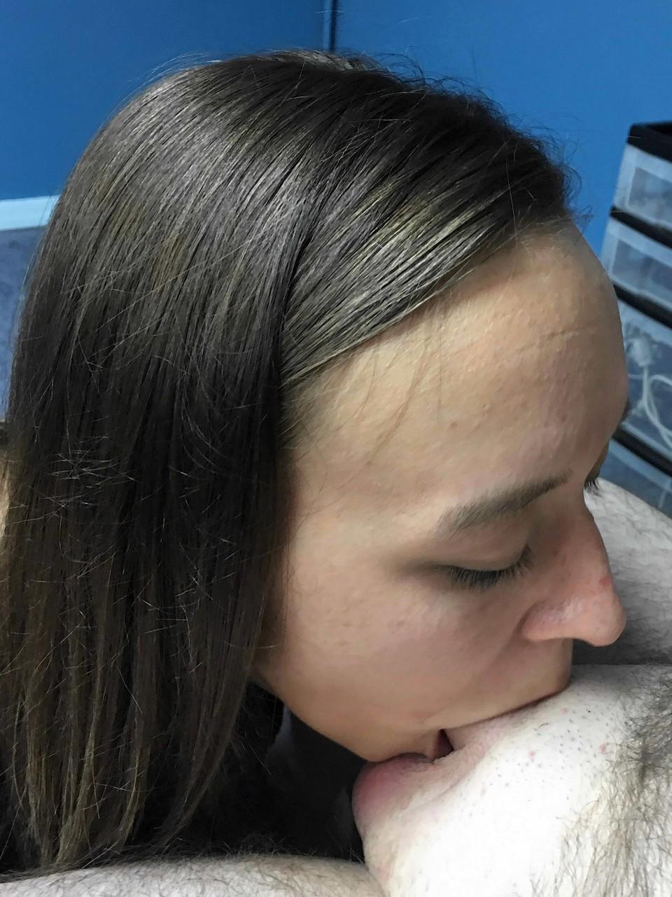 20P 大きな尻を持つ美女、ニッシー・テイラーがハメ撮りフェラをしながら精液を食べる