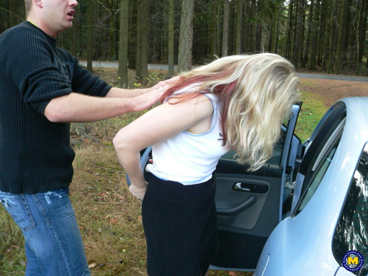 20P La rubia amateur Roxanna prueba dos varas duras y se facializa en el bosque