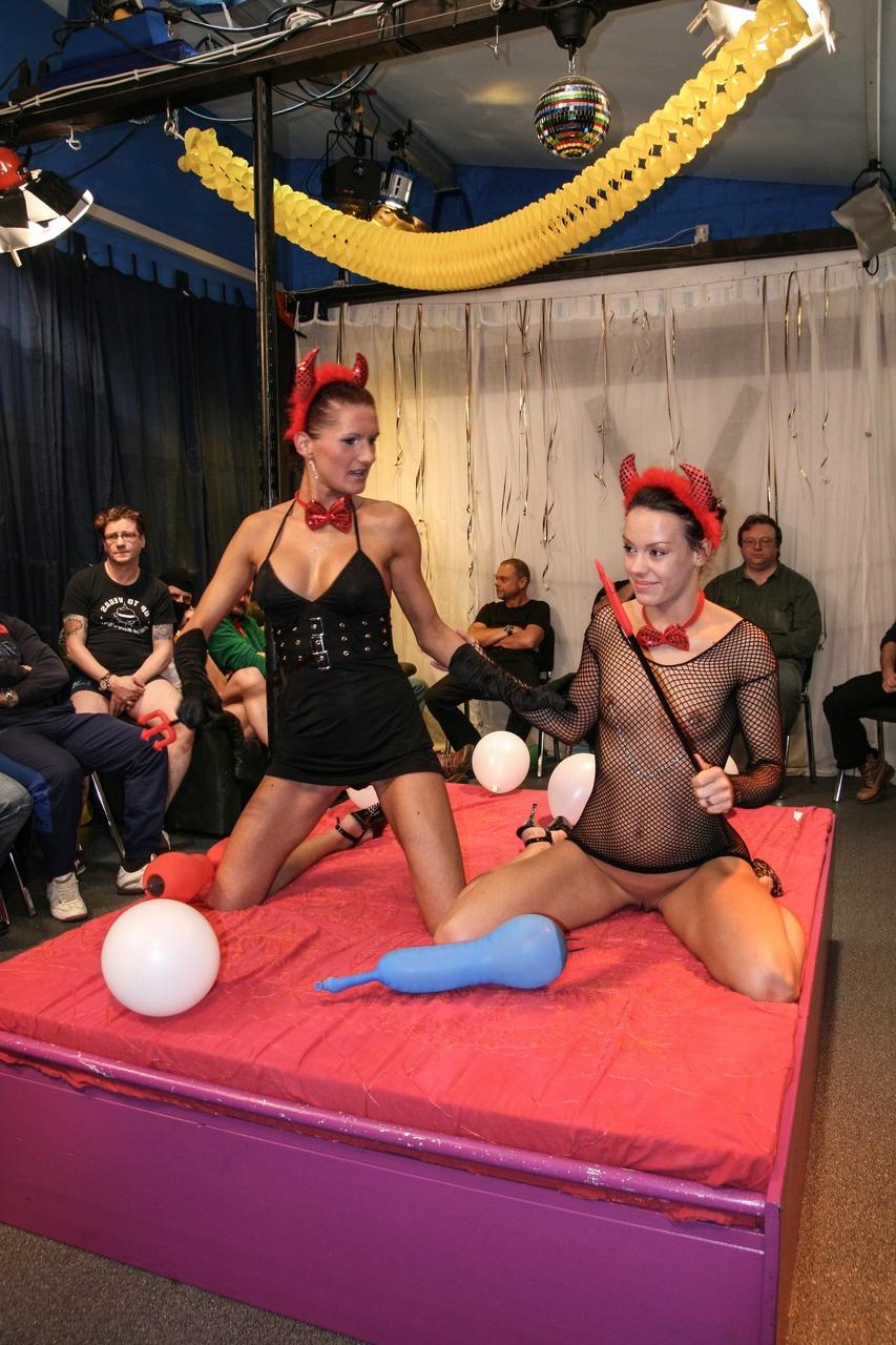 17P Deux filles diaboliques et perverses en tenue de salope se font coquines avant un gangbang