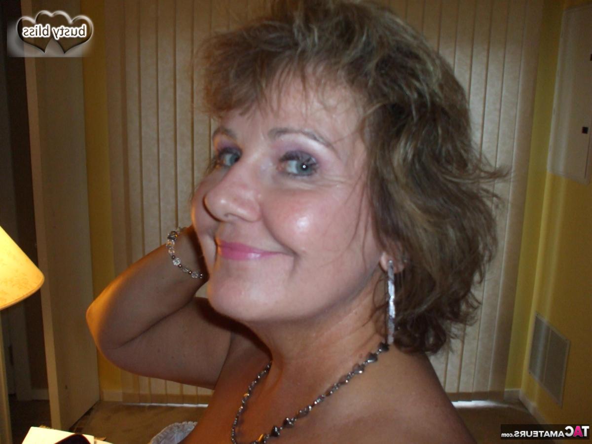 16P Die ältere Amateurin Busty Bliss lässt ihre großen natürlichen Titten aus einem geschnürten Korsett frei