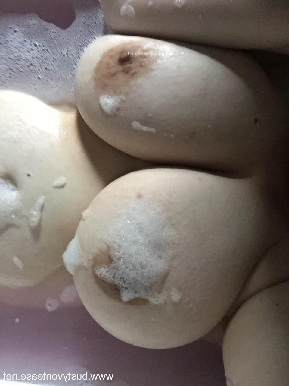 19P Gorda amateur desvergonzada se toma selfies de sus grandes tetas en la bañera