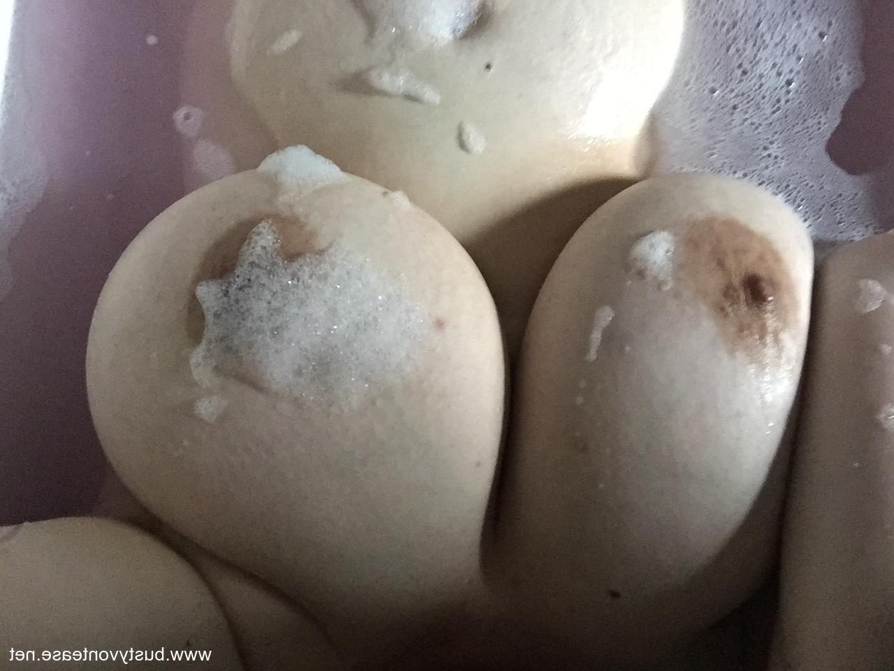 19P Gorda amateur desvergonzada se toma selfies de sus grandes tetas en la bañera