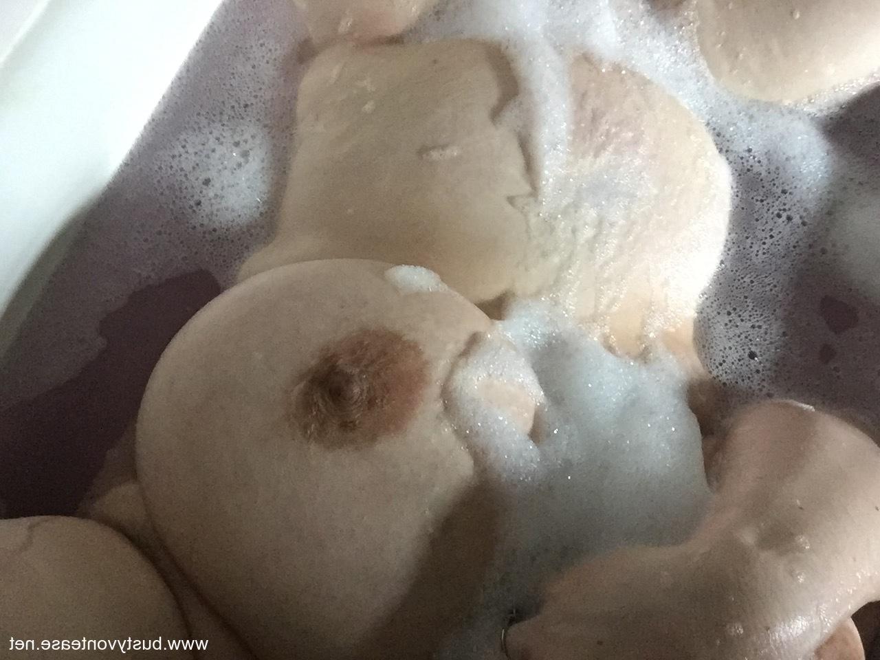 19P Gorda amateur desvergonzada se toma selfies de sus grandes tetas en la bañera
