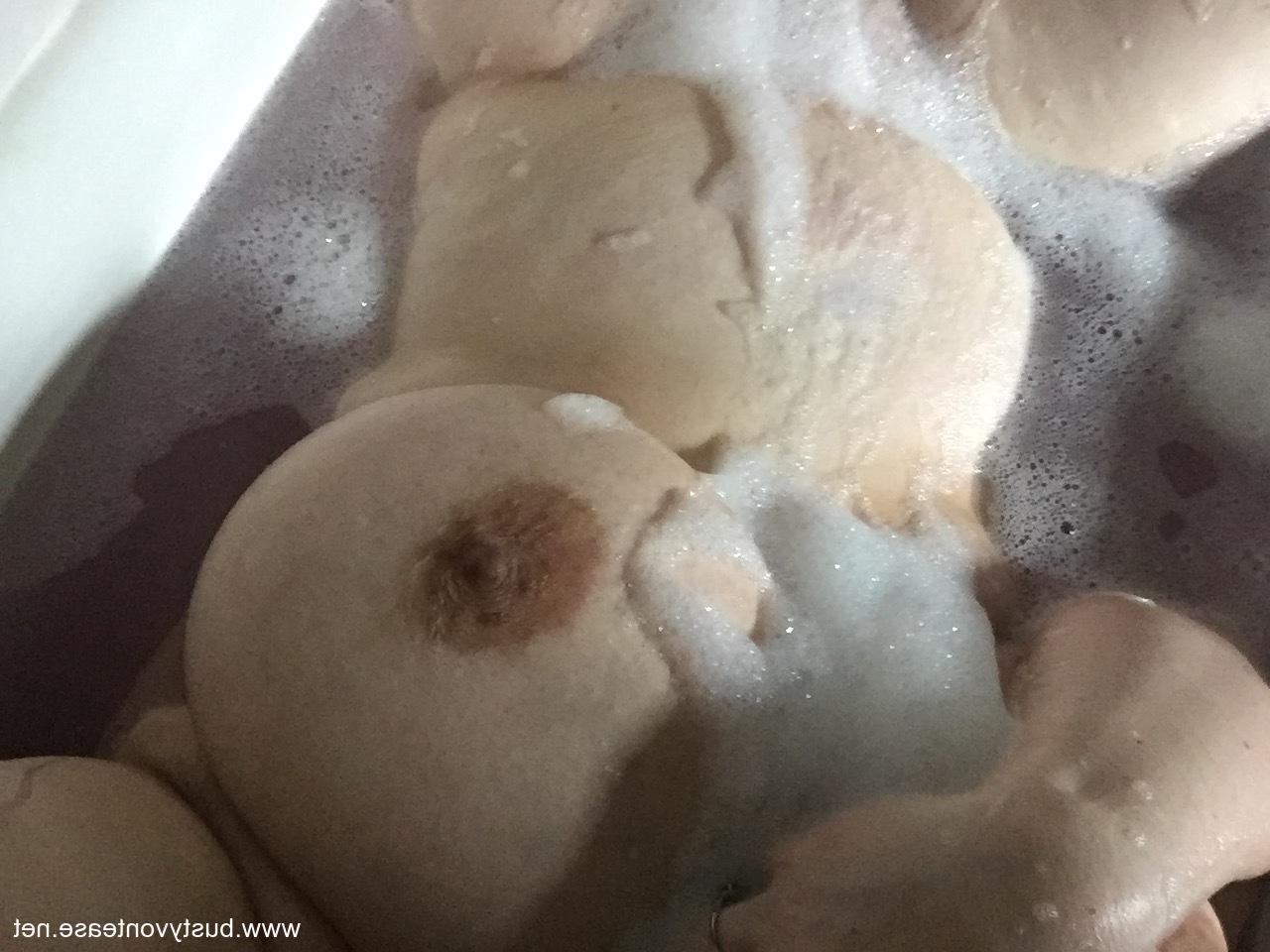 19P Gorda amateur desvergonzada se toma selfies de sus grandes tetas en la bañera
