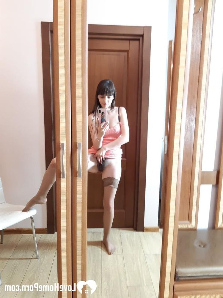 18P Das sexy Amateurluder macht Selfies und stellt dabei seinen kurvigen Arsch in Strümpfen zur Schau