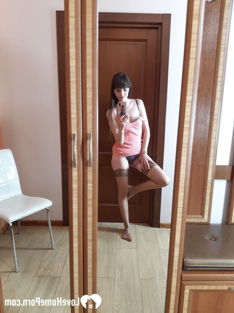 18P Das sexy Amateurluder macht Selfies und stellt dabei seinen kurvigen Arsch in Strümpfen zur Schau