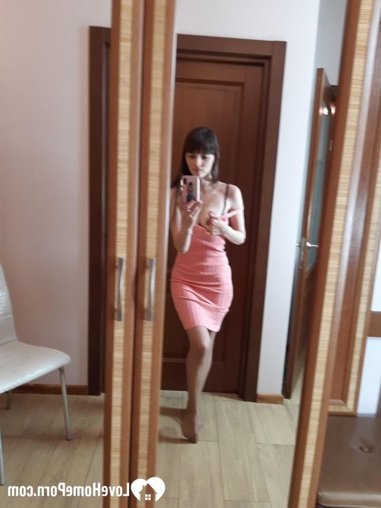 18P Das sexy Amateurluder macht Selfies und stellt dabei seinen kurvigen Arsch in Strümpfen zur Schau