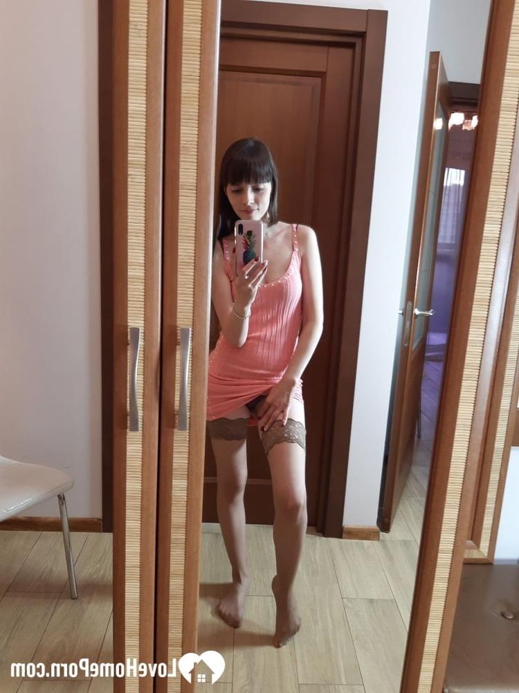 18P Das sexy Amateurluder macht Selfies und stellt dabei seinen kurvigen Arsch in Strümpfen zur Schau