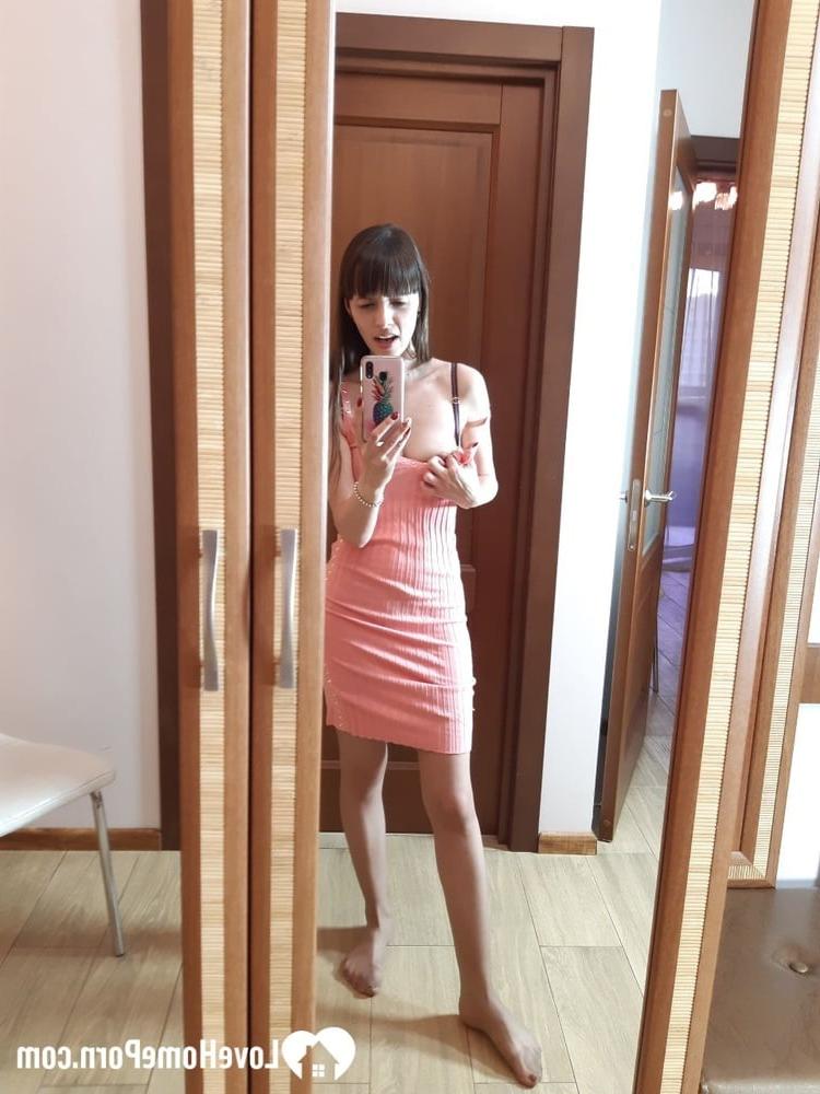 18P Das sexy Amateurluder macht Selfies und stellt dabei seinen kurvigen Arsch in Strümpfen zur Schau