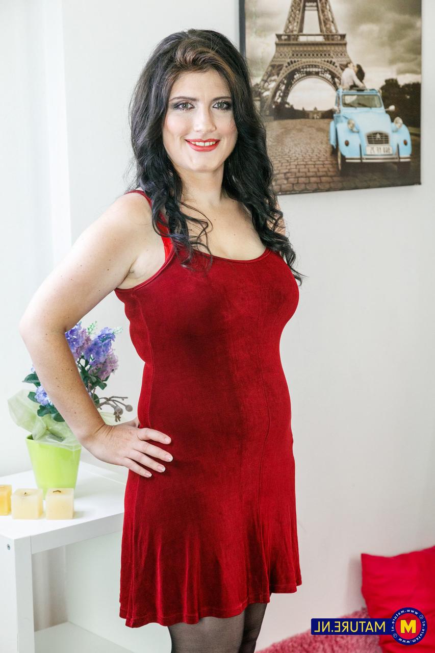 20P Hot MILF Sesina Boo does a sexy striptease in stockings & high heels