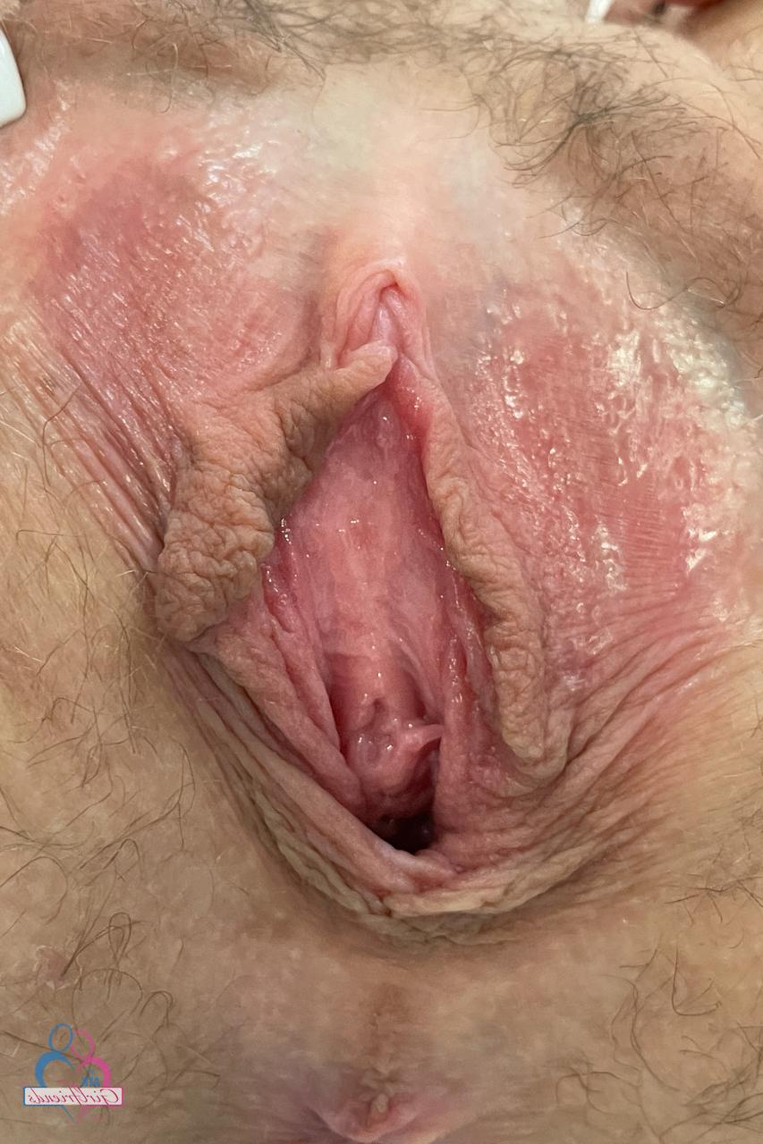 20P La linda novia Breezy Bri muestra sus pies calientes, su coño peludo y su culo de cerca