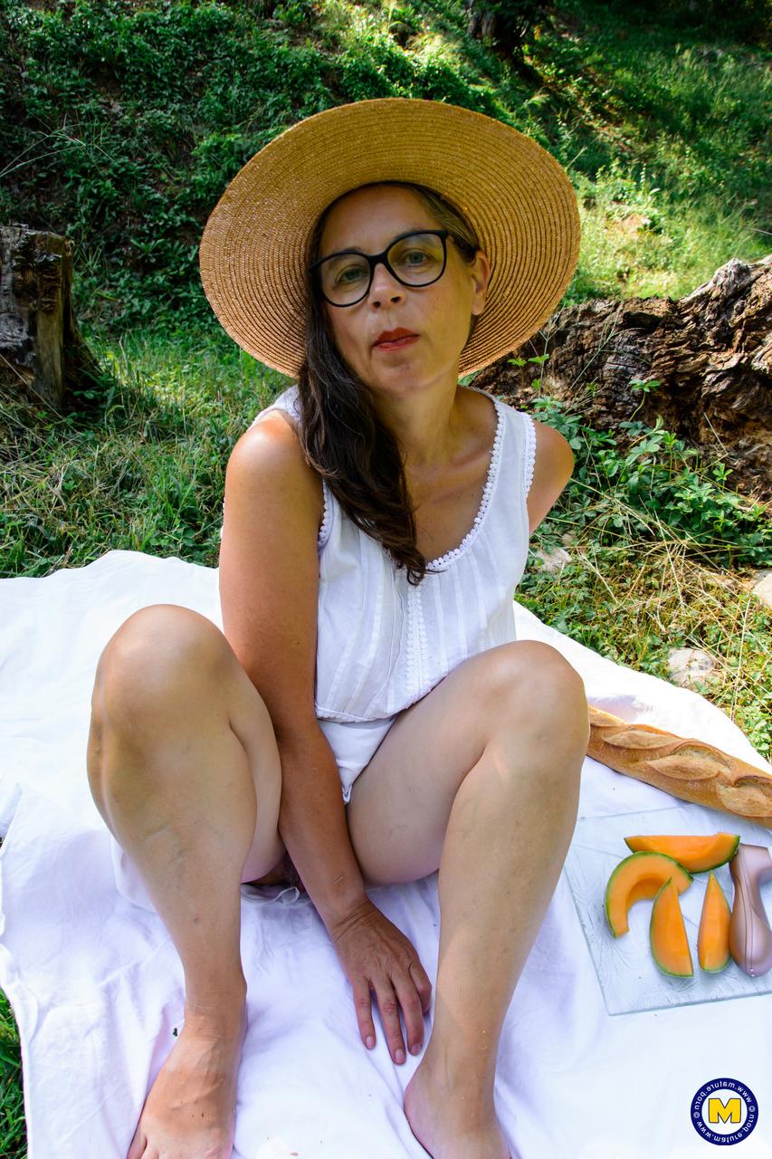 20P Vovó alemã Busty Tina mostra seus peitos grandes e se masturba até o orgasmo na natureza