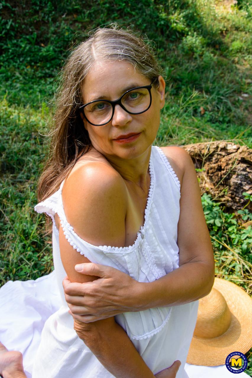 20P Vovó alemã Busty Tina mostra seus peitos grandes e se masturba até o orgasmo na natureza
