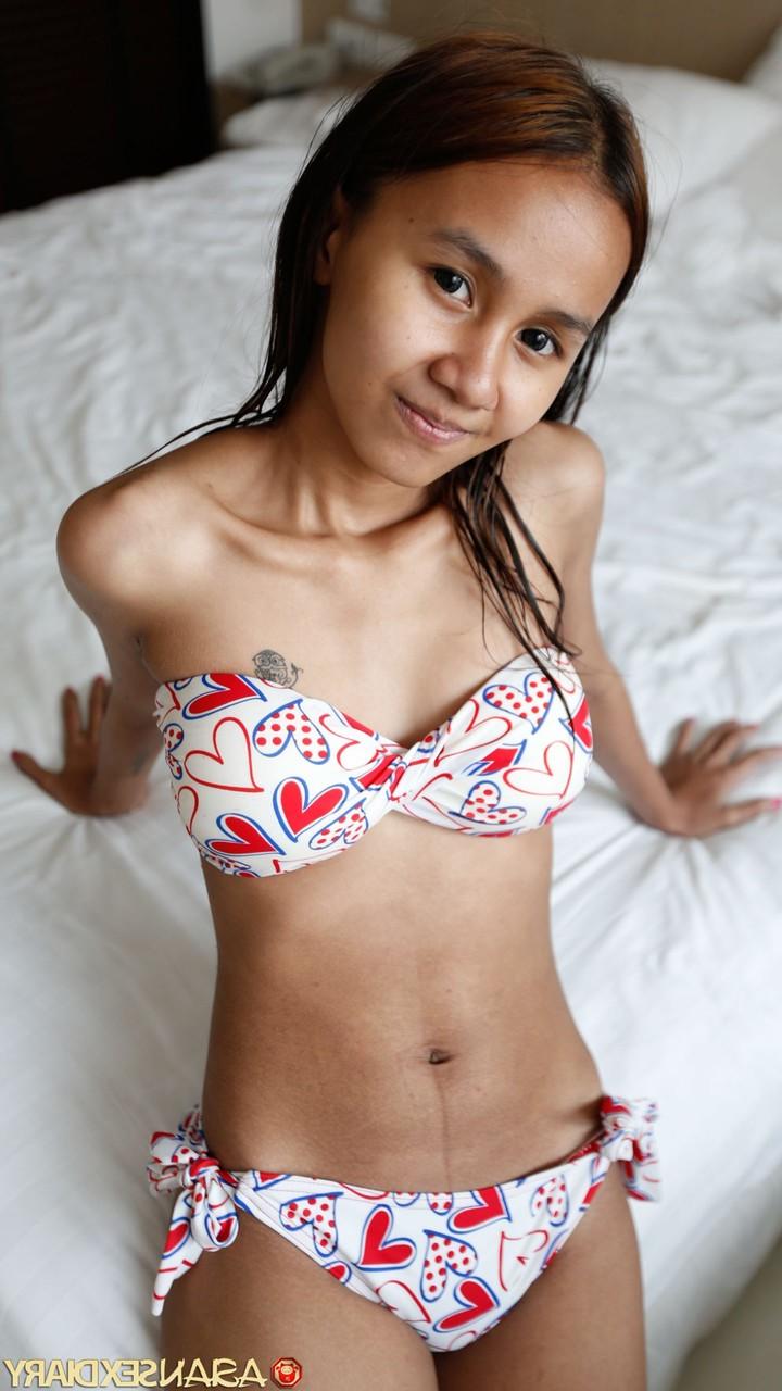 20P Doce amadora asiática Puy B tira a roupa e fica lisa no POV