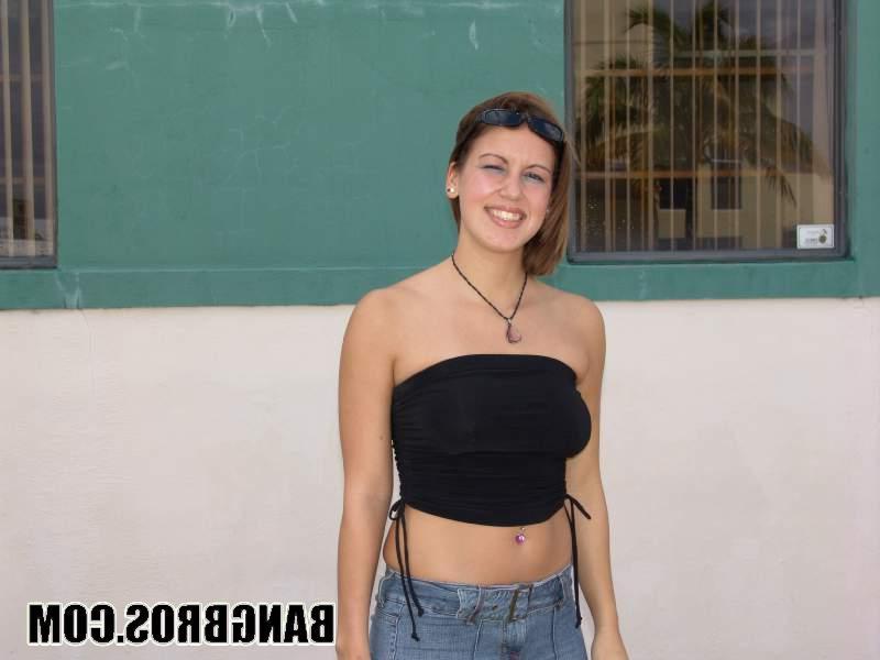 20P La maravilla amateur Megan se folla a un extraño con una gran polla en una furgoneta y recibe un facial