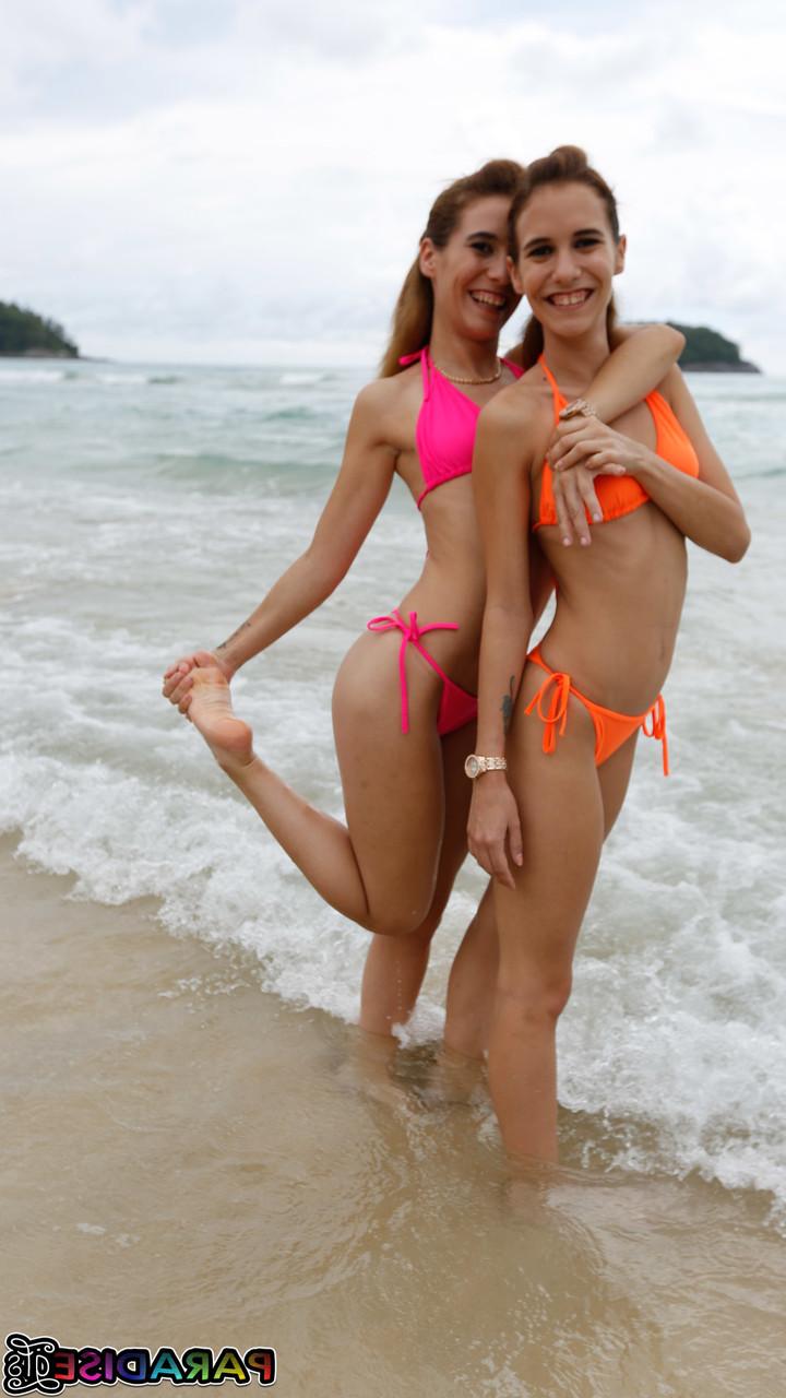 20P As garotas sensuais Kitty e Nikky exibem seus corpos pequenos em biquínis na praia