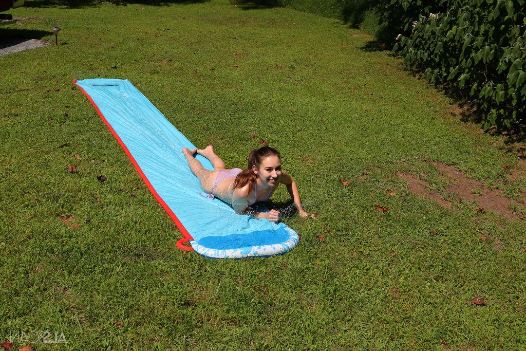 16P Die nackte Teenagerin Nicole Auclair pisst auf eine Wasserrutsche in einem Hinterhof