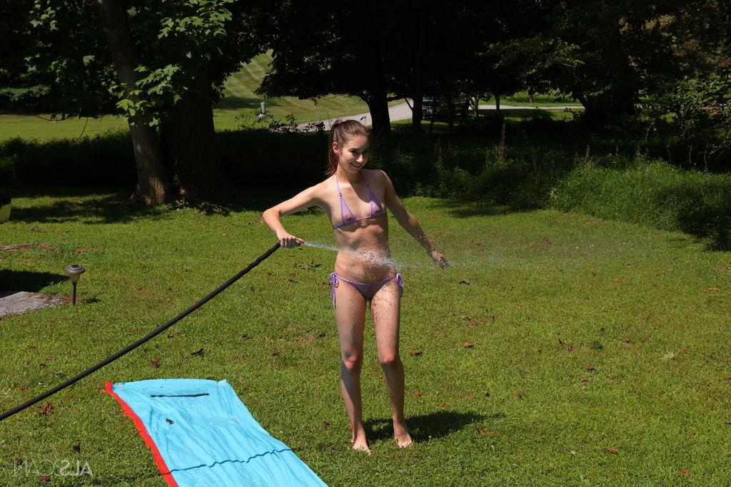 16P Die nackte Teenagerin Nicole Auclair pisst auf eine Wasserrutsche in einem Hinterhof