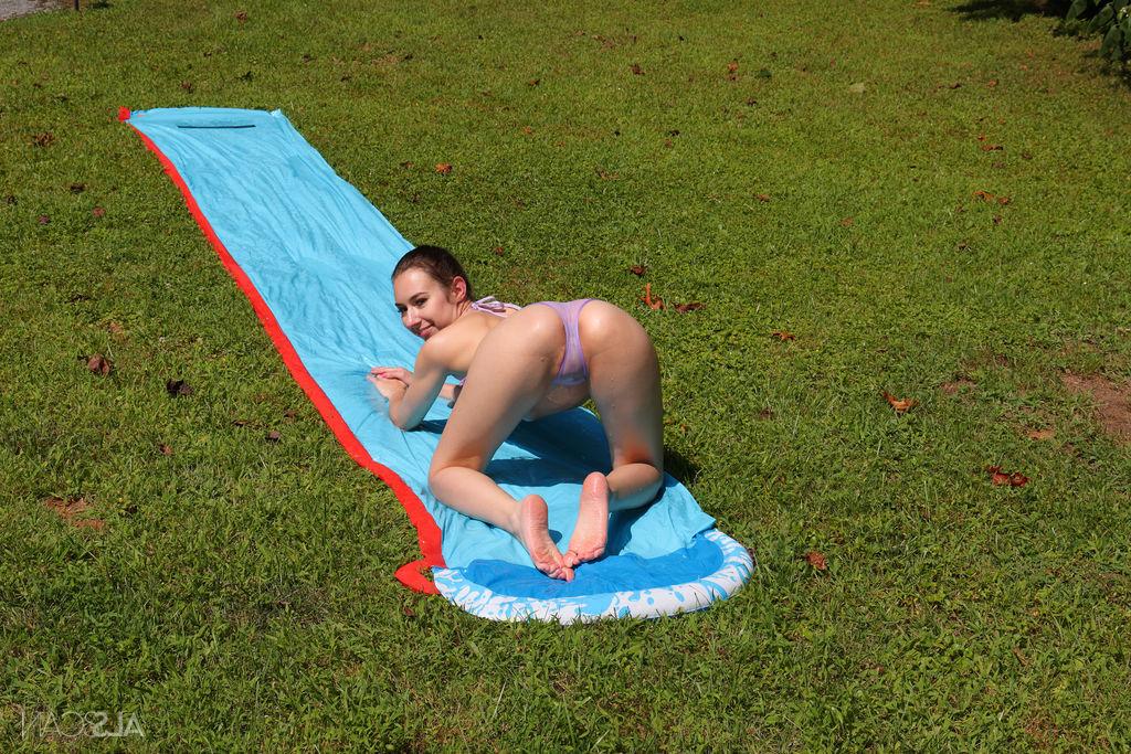 16P Die nackte Teenagerin Nicole Auclair pisst auf eine Wasserrutsche in einem Hinterhof