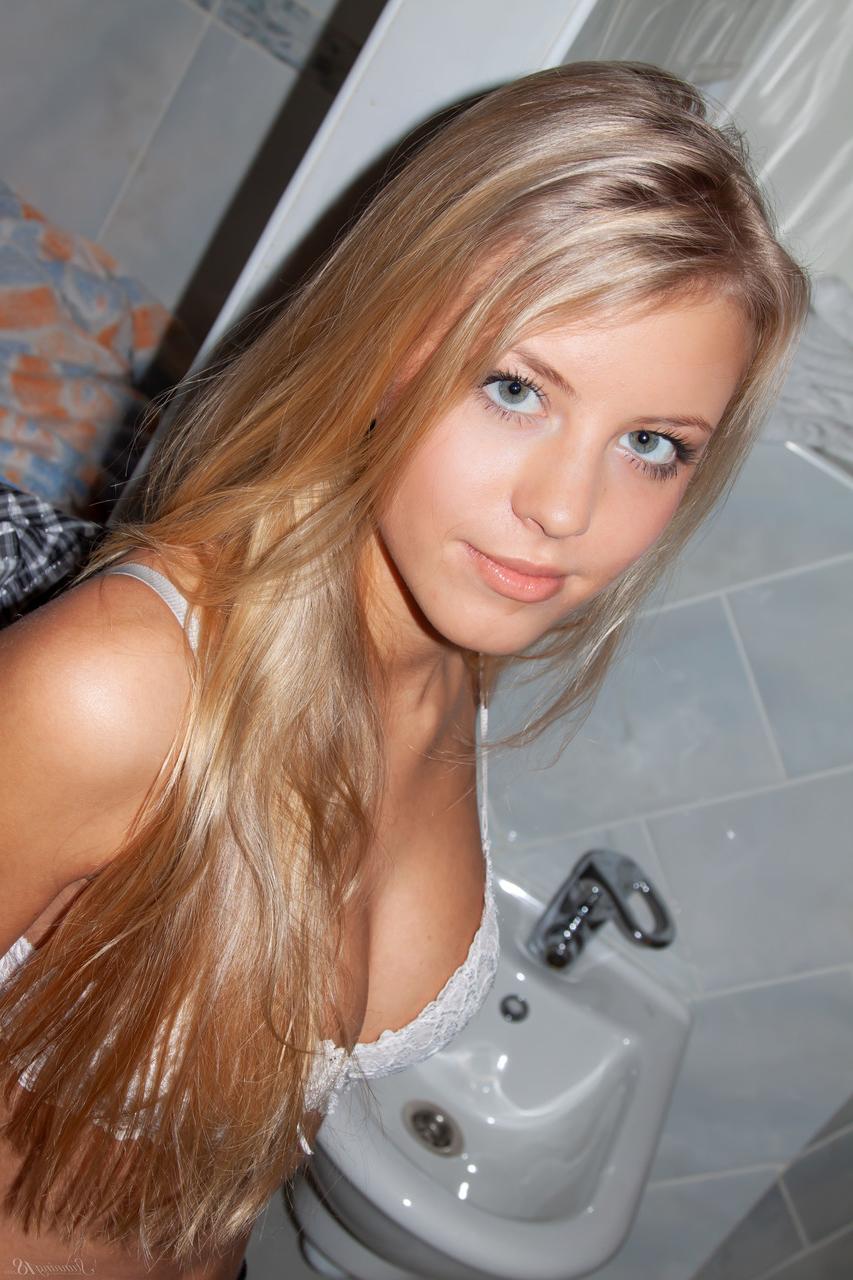 20P La sexy joven rubia de ojos azules barbara d muestra sus grandes tetas y su culo