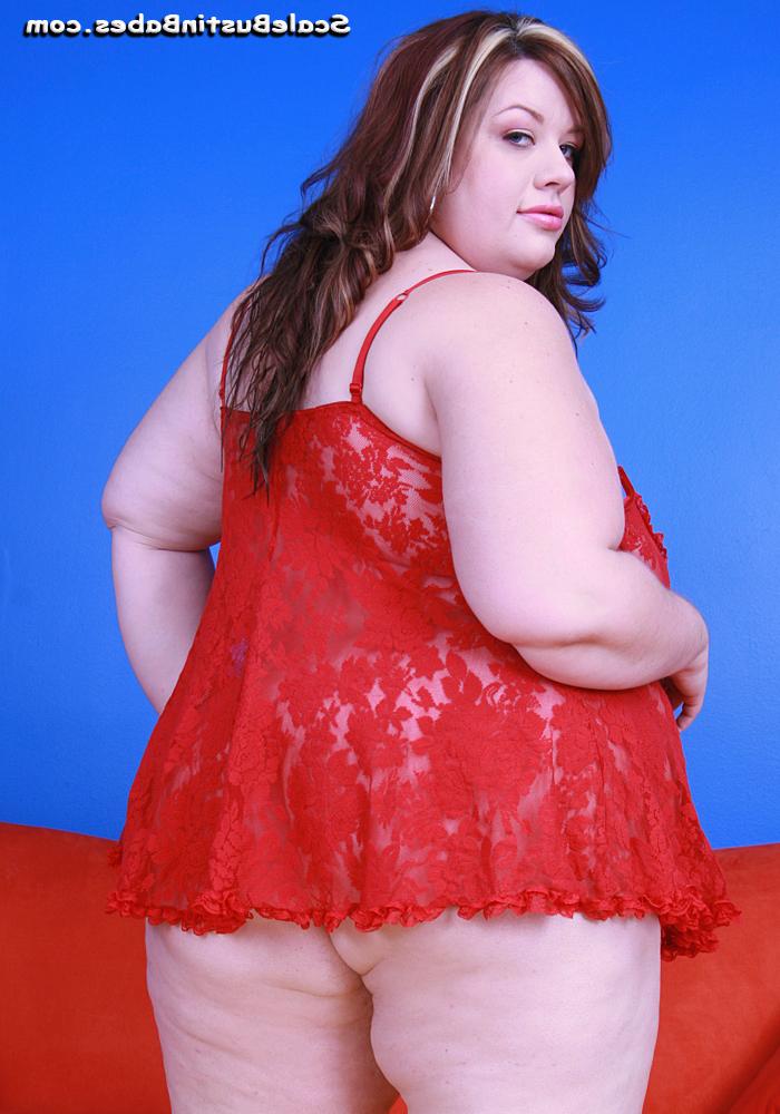 20P BBW amador com peitos enormes Desiree Devine fica com a boca e a buceta lisa