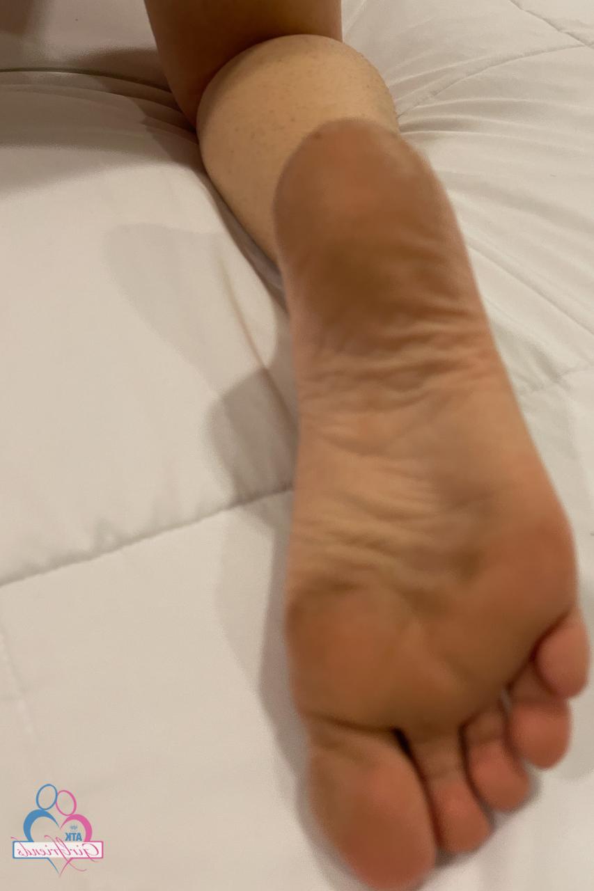 20P La sexy Alina West écarte de près sa chatte rasée léchable.