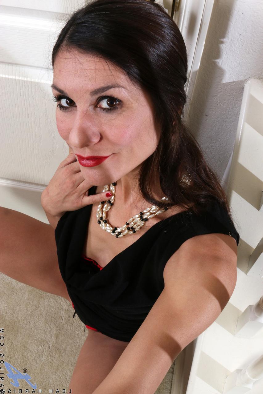 20P Leah Harris, maman amateur, suce et baise un jouet blanc dans les escaliers.
