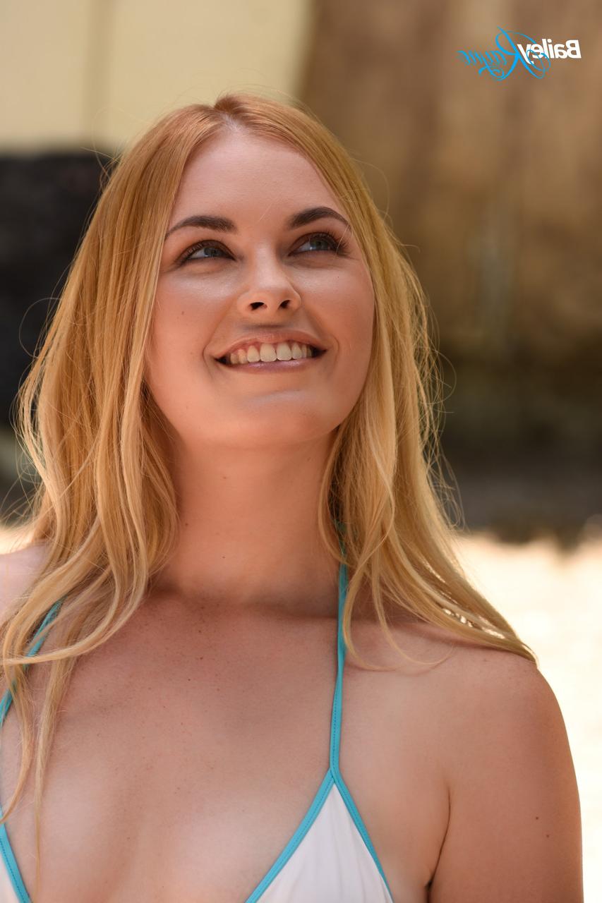 15P A surfista amadora gostosa Bailey Rayne tira o biquíni e expõe seu corpo sexy