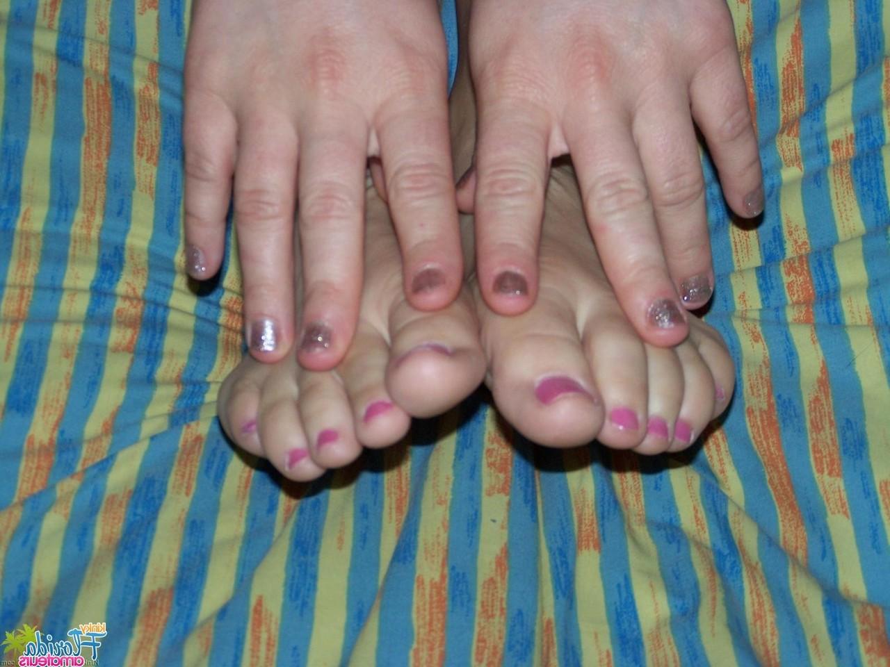16P Toni Faye, une amatrice, se peint les ongles des pieds avant de faire l'amour en gros plan en POV.