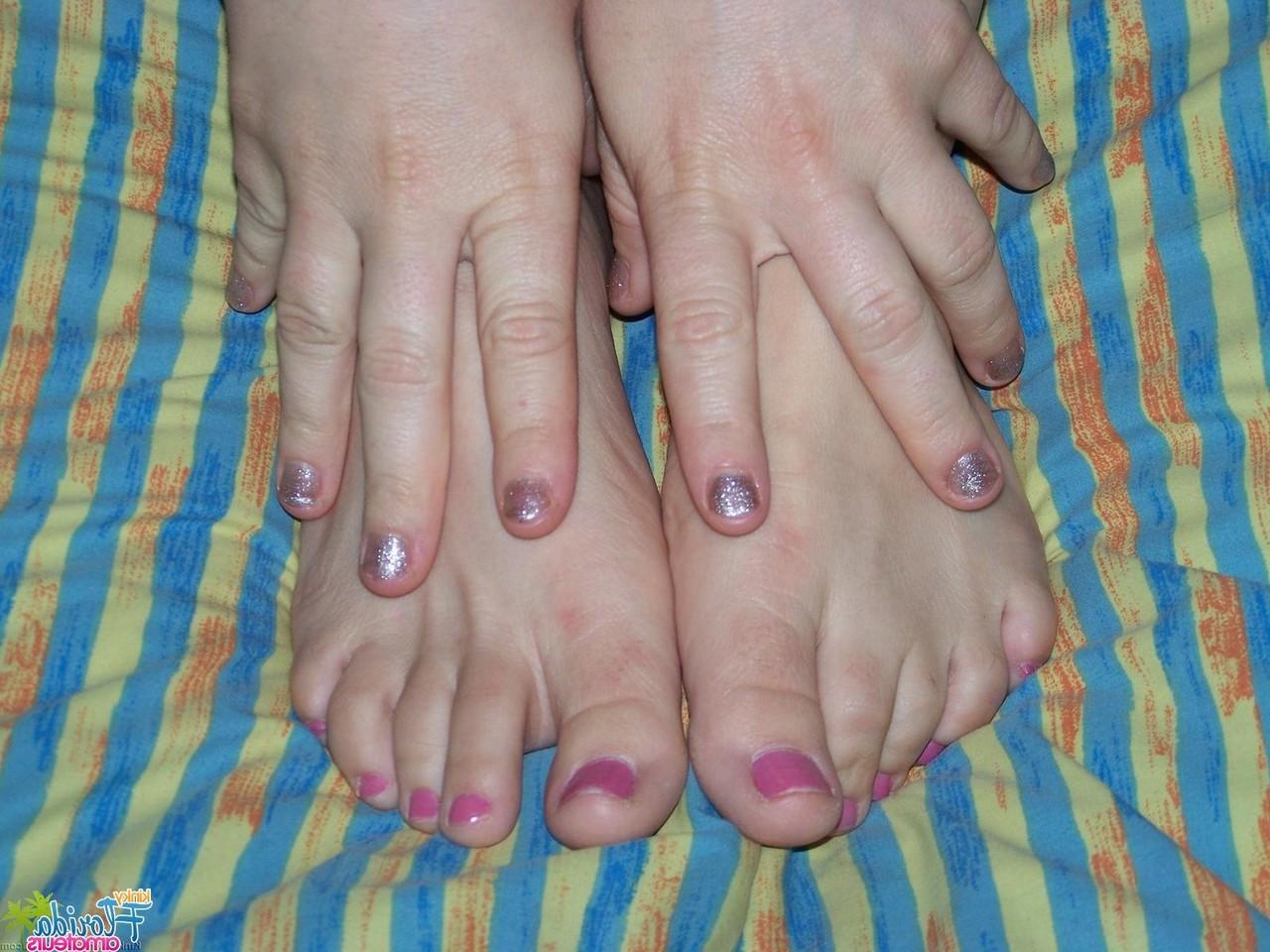 16P Toni Faye, une amatrice, se peint les ongles des pieds avant de faire l'amour en gros plan en POV.
