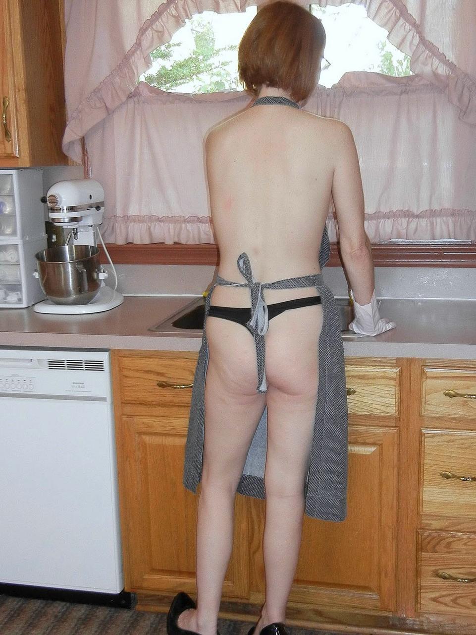 20P Slutty housewife in an apron Layla Redd gives passionate head in the kitchen