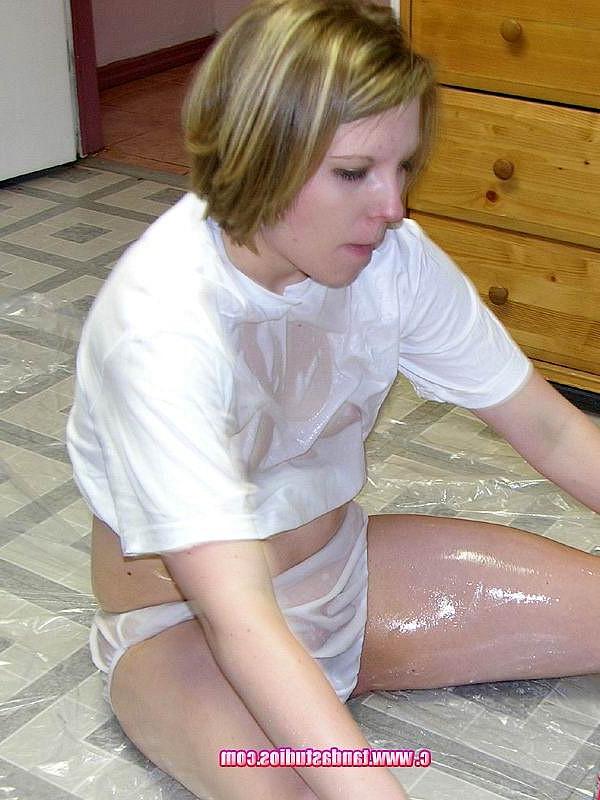 20P Chubby amateur Veronica Snow strips and oils up her body on the floor
