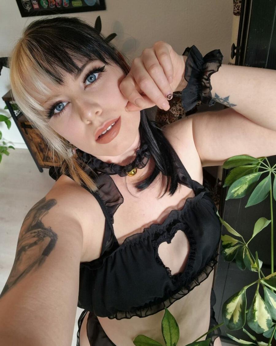 18P Glamorous tattooed amateur posing in a skimpy black outfit in a sexy solo