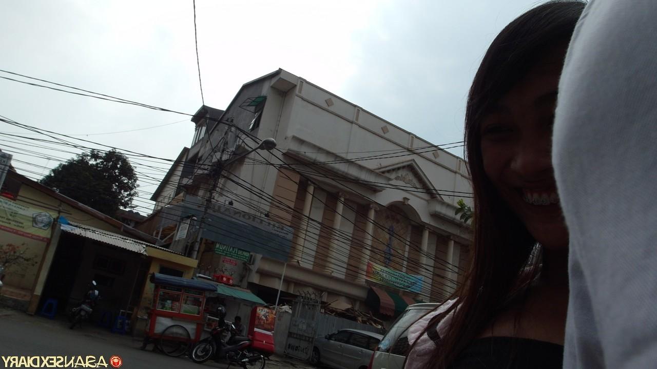 20P La jolie asiatique Lidia montre sa chatte poilue avant et après le sexe en POV.
