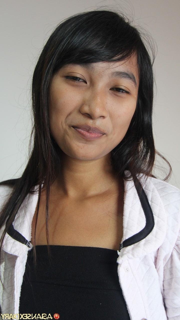 20P La jolie asiatique Lidia montre sa chatte poilue avant et après le sexe en POV.