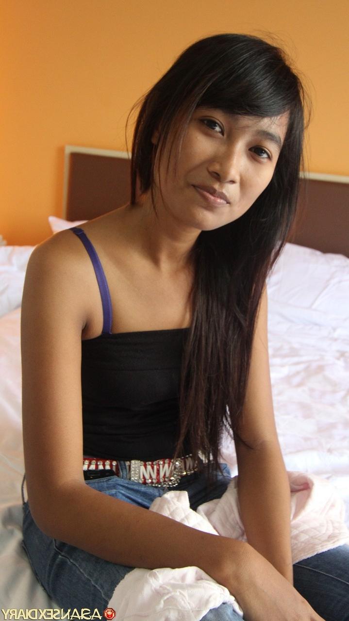 20P La jolie asiatique Lidia montre sa chatte poilue avant et après le sexe en POV.