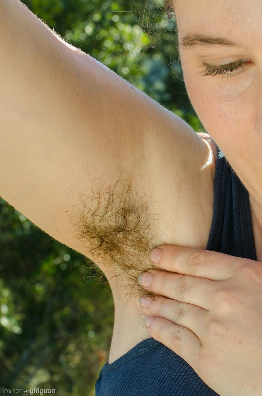 20P Amateurin mit großen Titten Eleanor Rose zeigt ihre haarigen Achselhöhlen und ihre Möse im Freien