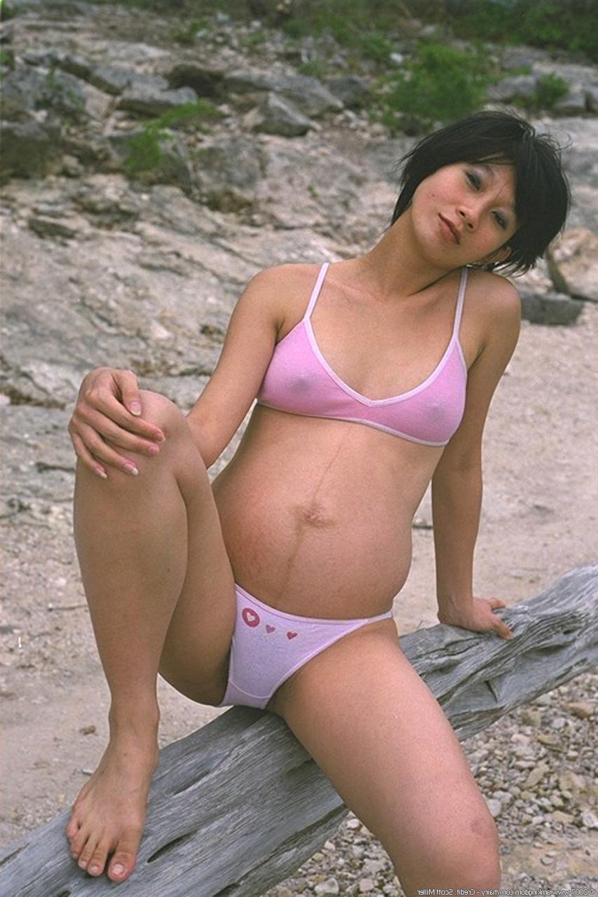 20P Die schwangere japanische Teenagerin Miho zieht sich in der Natur aus und zeigt ihre superhaarige Muschi