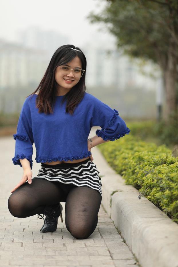 20P Gorgeous Asian model with glasses flashing her sexy bra in public