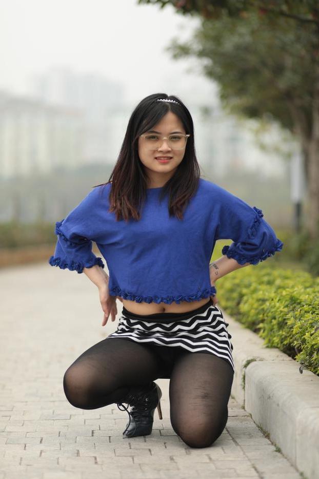 20P Gorgeous Asian model with glasses flashing her sexy bra in public