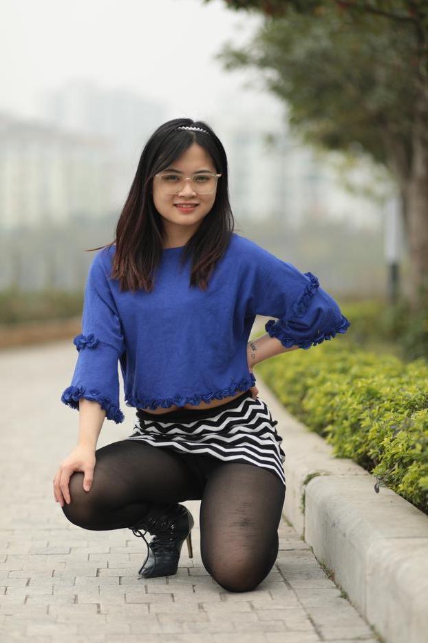 20P Gorgeous Asian model with glasses flashing her sexy bra in public